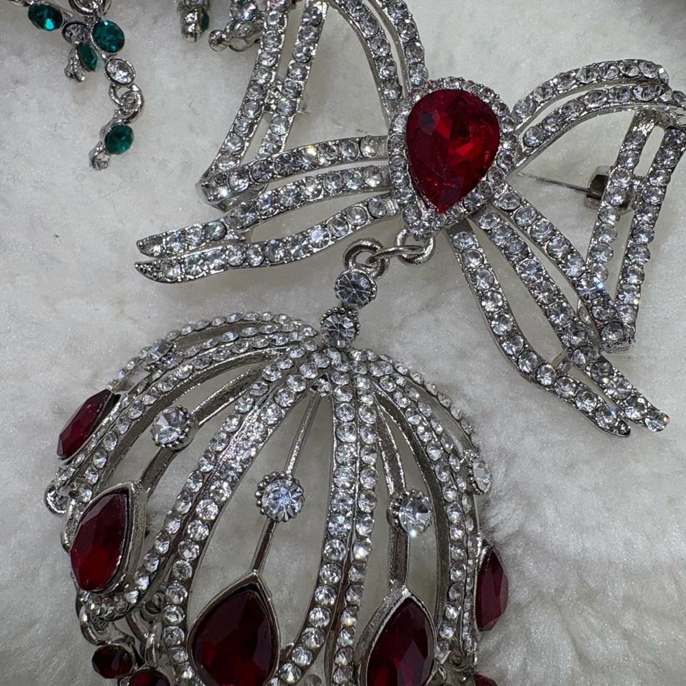 Elegant Silver and Red Gemstone Brooch - Picture 6 of 7